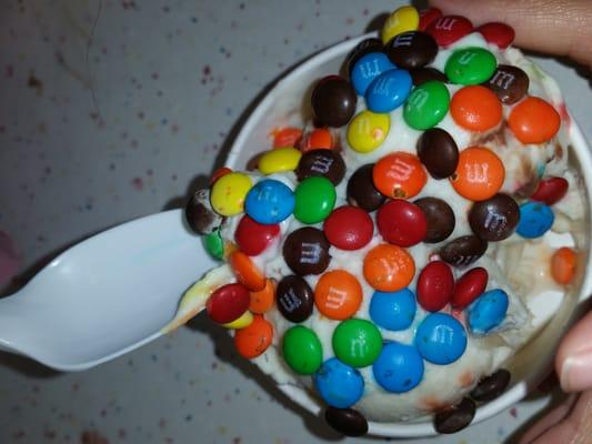 Vanilla scoop with m&ms