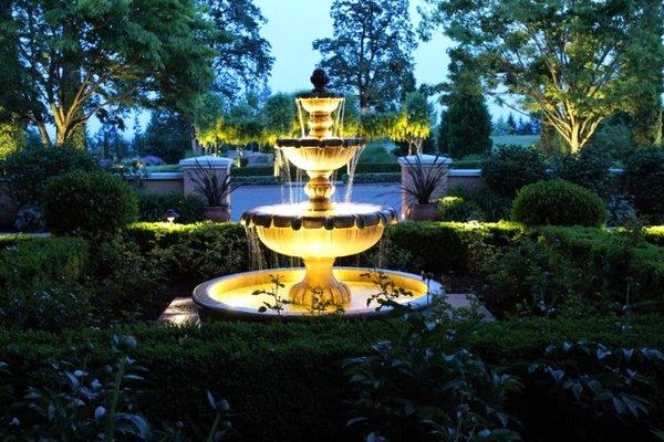 Statuary fountains of medium to extra large sizes. Put our 20 yrs. experience to work for you.