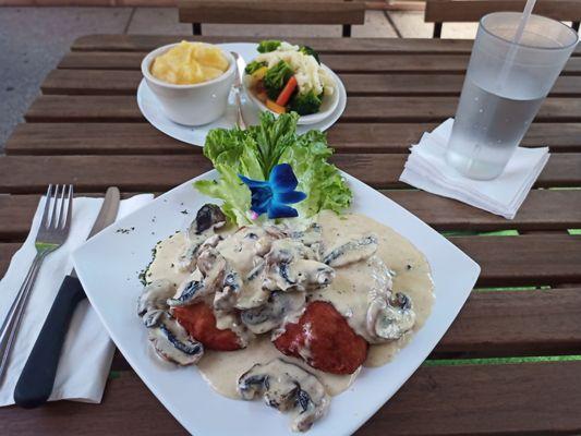 Chicken Cordon Bleu, Mashed Potatoes and really tasty steamed veggies. Yum!