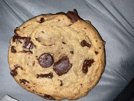 Extreme chocolate chip cookie