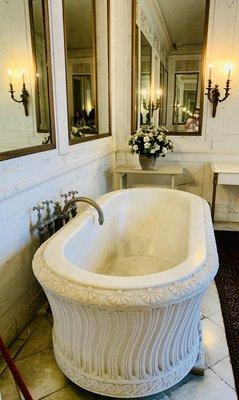 How incredible, a bathtub carved out of a marble block!