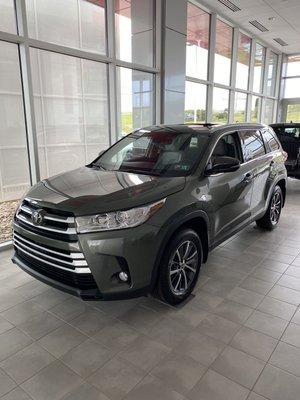 2019 Toyota Highlander XLE AWD this vehicle is priced to move.