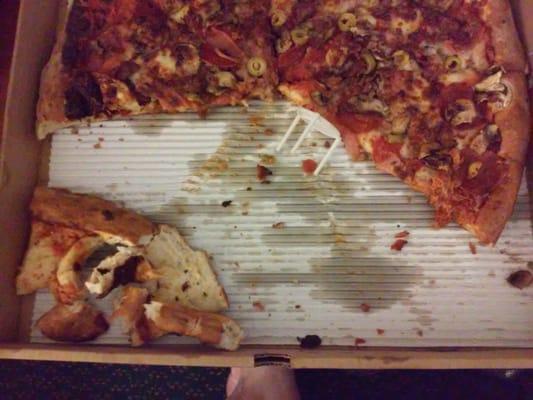 Ate 3 pieces and the supposed to be flavored garlic crust i was charged for was somehow missing the the taste of Garlic..