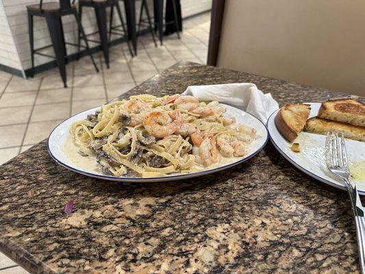 Alfredo Pasta Dinner with shrimp