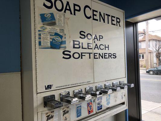 An old fashioned single-use detergent dispenser, another relic of the past! 75c for one packet of Tide/Clorox/etc. (3/20/2018)