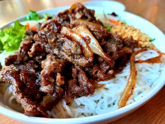 Grilled Pork with Egg Roll Vermicelli Rice Noodle Dinner