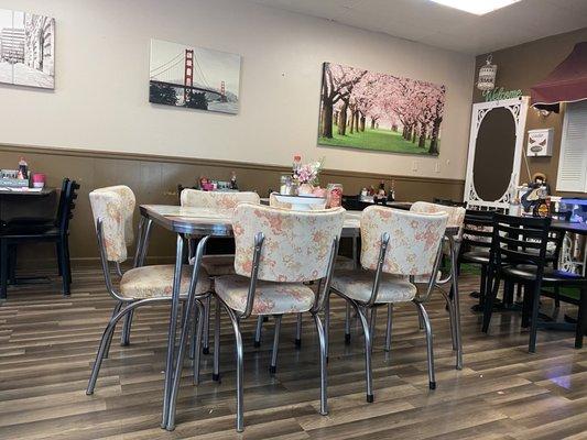 Adorable vintage table in the middle of the dining room