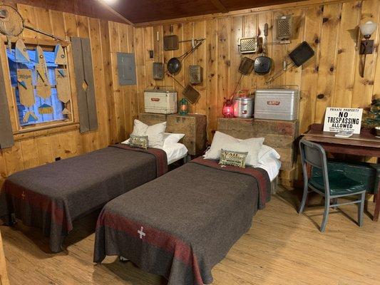 Cabin 3 - 1 queen & 2 twin sized beds, full kitchen, fireplace, bathroom & fun