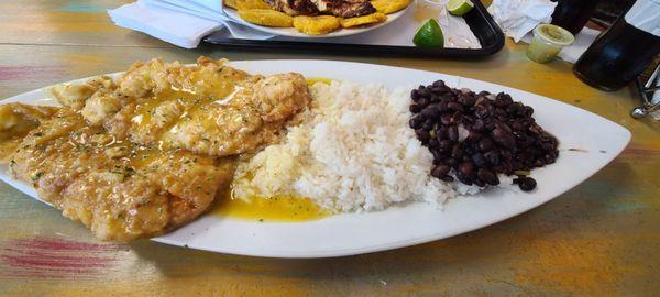 Pollo a la Francesa Con Arroz Blanco Y Frijoles Negros