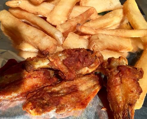 Crispy Chicken Wings served with yummy steak fries.