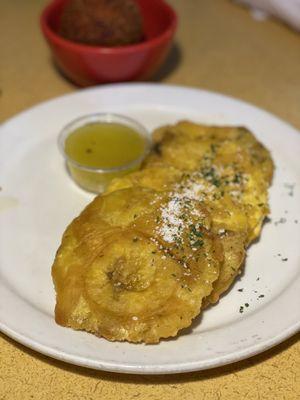 Tostones Al ajillo // fried plantain w garlic sauce