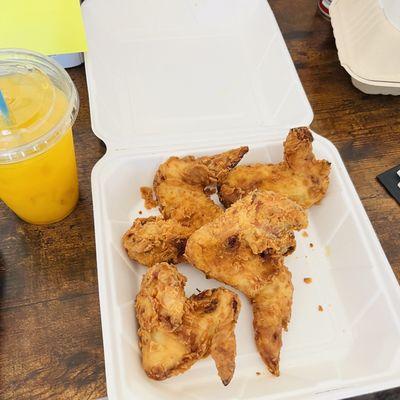 Chicken wing plate & seasonal mango lemonade