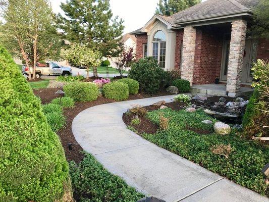 Spring cleanup, bush trimming, mulch install.