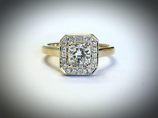 1.01 Ct Cushion Cut in Yellow Gold Halo