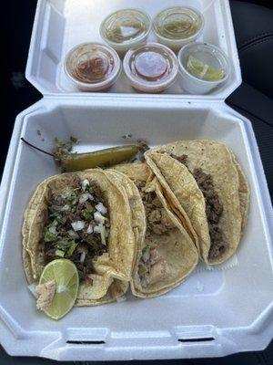 Taco de carnitas, taco de polo, and taco de berria.