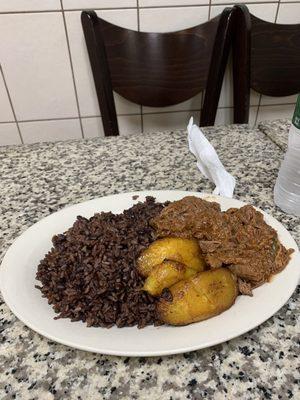 Ropa vieja, arroz moro, maduro.