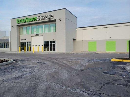 Beauty Image - Extra Space Storage at 5860 Lewis Ave, Toledo, OH 43612