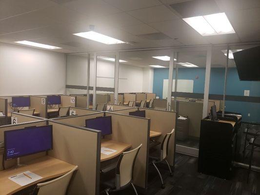 Computer lab. 21 seats. Available hourly and day rental.