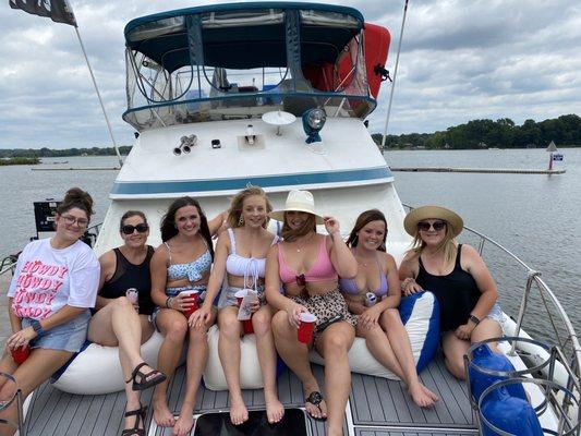 Al of us girls on the front deck of the yacht!