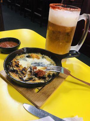 Queso fundido con chapulines y cerveza de barril bien fria