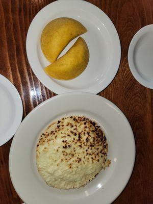 Arepa con queso; Empanada