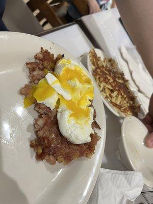 Poached egg with corned beef hash