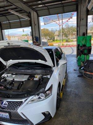 Lexus CT 200H getting oil change!