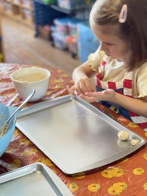 Kids in the kitchen at The Play Lab Preschool & Kindergarten in Albany Park, Chicago, Illinois. No bake cookie bites.‍