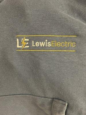 Perfect stitching on thin sweatshirt material. No pulling or stretching.