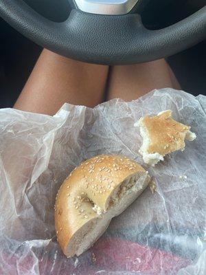 sesame bagel w cream cheese