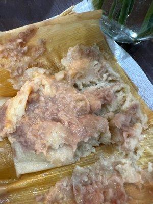 Tamal de frijol que no está cocinado parece chorro