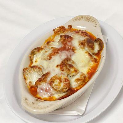 Sausage parmigiana with our marinara sauce, covered in mozzarella cheese.