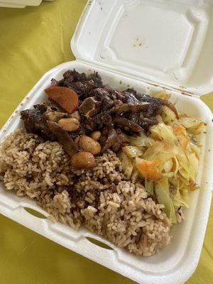 Oxtail plate with rice and peas and cabbage