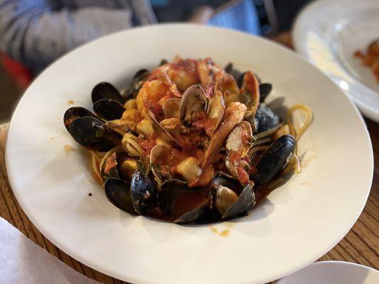 Linguine Allo Scoglio with red sauce