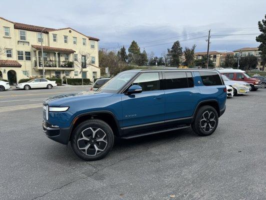 Rivian R1S with Running Board install