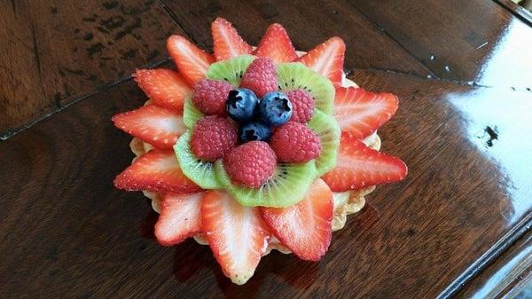 Fruit tart with lemon curd.