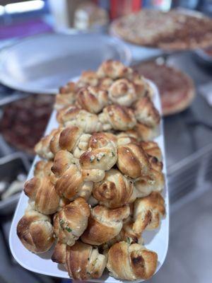 GARLIC KNOTS