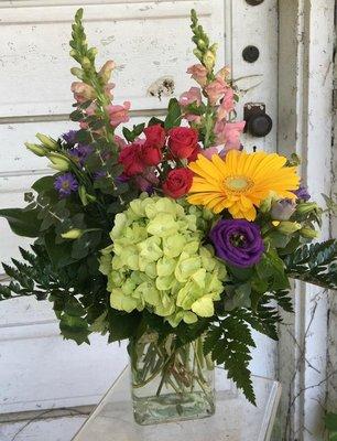 Let Town + Country Gardens add color to your life with tailored custom florals. Order online today!