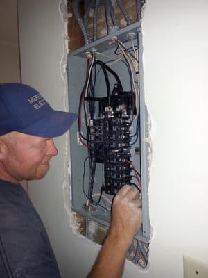 Replaced that bad Zinsco panel with a new 100 amp Murray panel and circuit breakers.