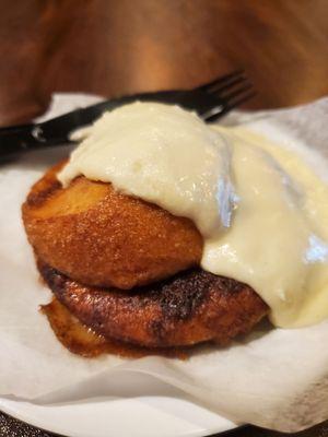 Thick dough and plenty of cream cheese icing