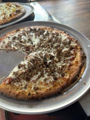 Cauliflower GF crust with ground beef, mozzarella cheese and both red sauce and Alfredo sauce.