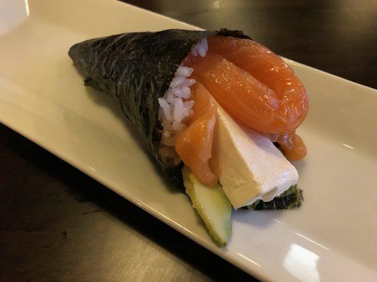 Salmon hand roll