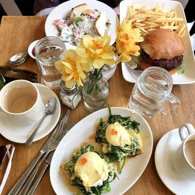 Real flowers always light up a brunch table :)