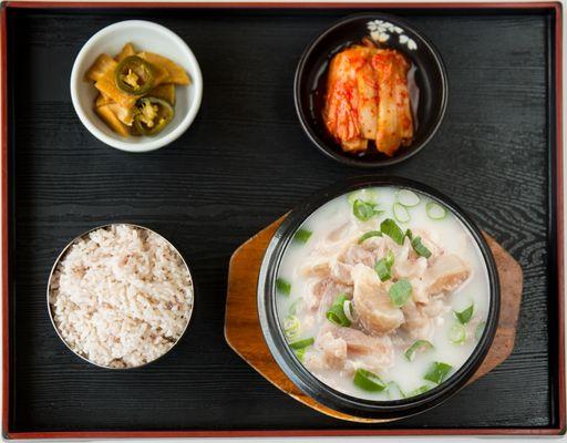 도가니탕 정식 Doganitang | Tendon Soup, Ox-Bone Base
with Rice