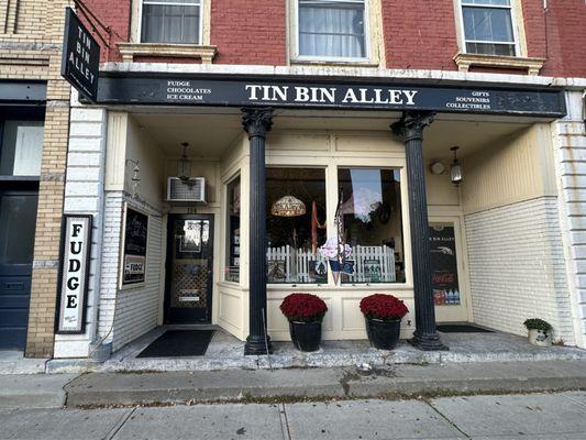 Outstanding place for awesome chocolate and ice cream!