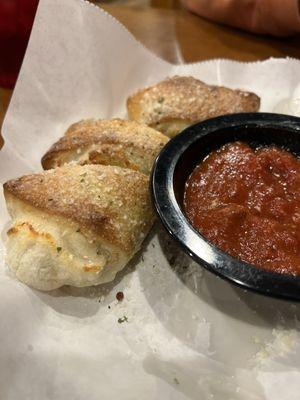 Garlic knots with cheese