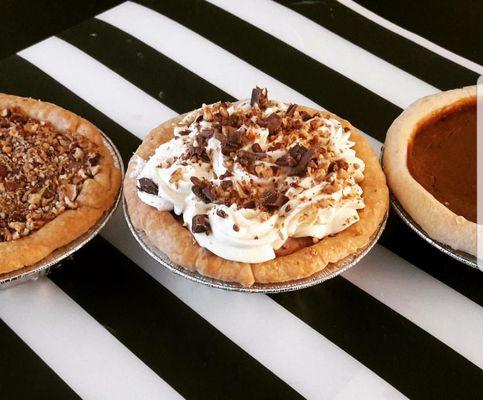 Haüs Signature Pie (center)
Salted caramel, Ghirardelli chocolate mousse, and cream cheese mousse. Topped with pecans and chocolate chunks.