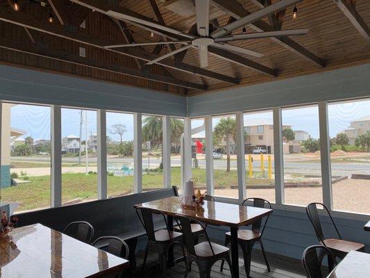 Nice screened patio.