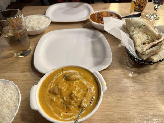 Chicken Shahi Korma Garlic Naan Lamb Vindaloo