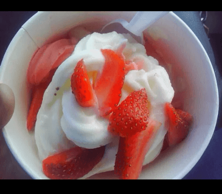 Strawberry and cheesecake froyo with strawberries